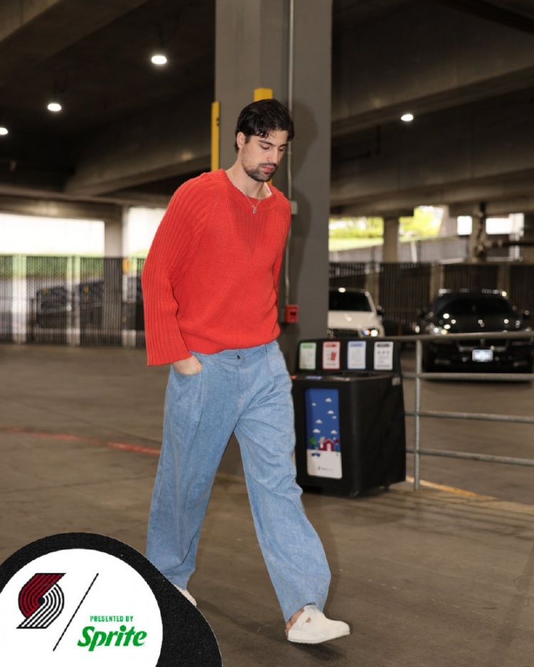 kaiyun-开拓者众将入场穿搭：阿夫迪亚精致发型 乐福小书包